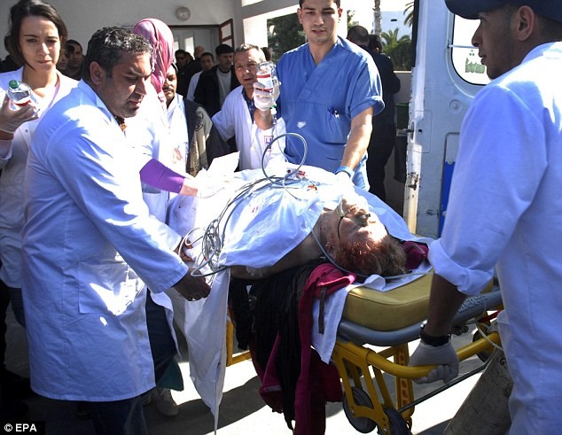 Một khách du lịch bị thương trong vụ tấn công được hỗ trợ y tế.