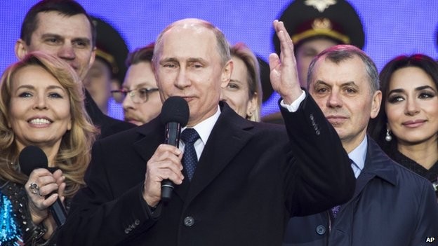 Tổng thống Nga Vladimir Putin (giữa).