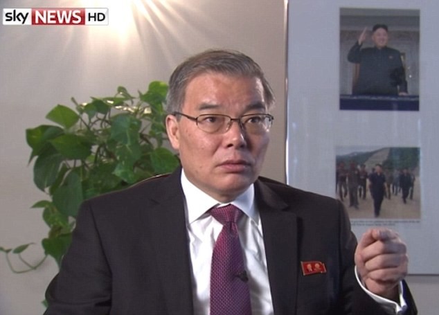 Đại sứ Triều Tiên tại Anh Hyun Hak-bong trong cuộc phỏng vấn với Sky News.