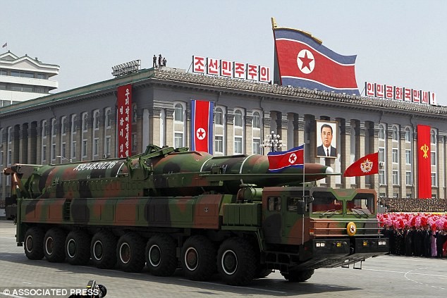 Tên lửa đạn đạo được Triều Tiên ra mắt trong lễ diễu binh.