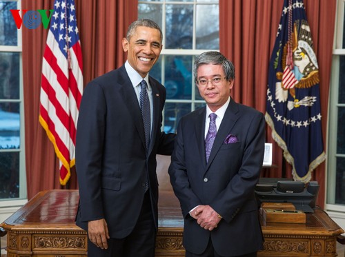 Đại sứ Phạm Quang Vinh và Tổng thống Mỹ Barack Obama tại Nhà Trắng. Ảnh VOV