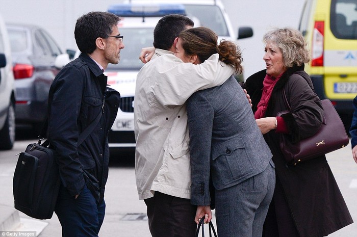 Thân nhân các nạn nhân chờ đợi tin tức người thân tại sân bay ở Barcelona.