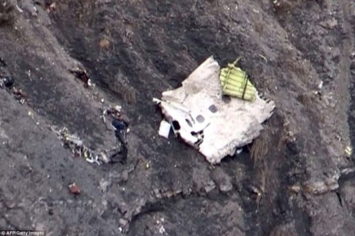 Một mảnh vỡ lớn của chiếc máy bay nằm trên sườn núi.