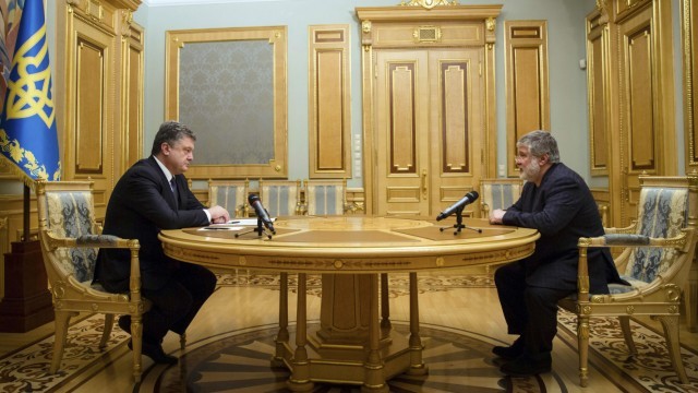 Tổng thống Ukraine Petro Poroshenko (trái) trong cuộc đàm phán với tỷ phú Kolomoisky trước khi công bố quyết định cách chức Thống đốc của ông.