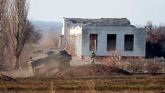 Xe bọc thép của Anh không thể leo qua gò đất nhỏ ở miền Đông Ukraine.