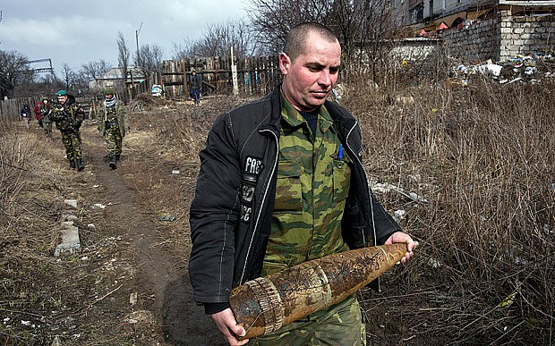 Một tay súng ly khai tại Debaltseve, Ukraine. Ảnh Telegraph/AP.