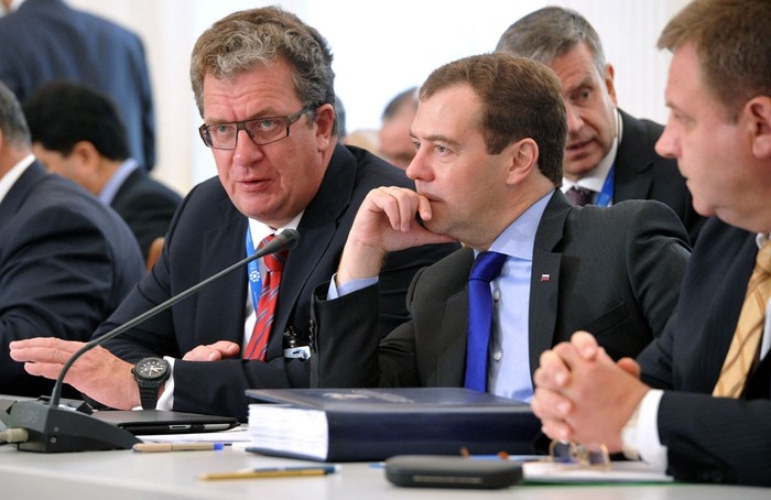 Phó Thủ tướng Sergei Prikhoko (trái) và Thủ tướng Dmitry Medevdev.