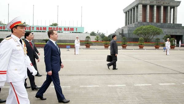 Thủ tướng Nga thăm lăng Chủ tịch Hồ Chí Minh.