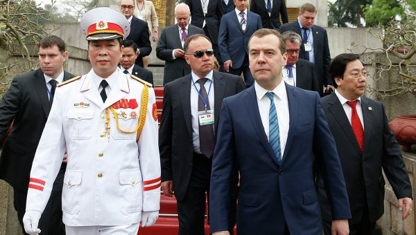 Thủ tướng Nga Dmitry Medvedev thăm và dâng hoa tại lăng Chủ tịch Hồ Chí Minh.