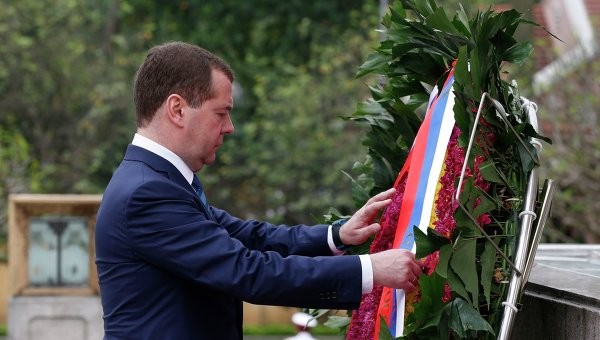 Thủ tướng Nga Medvedev dâng hoa tại lăng Chủ tịch Hồ Chí Minh.