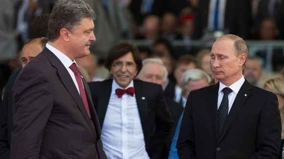 Tổng thống Ukraine Petro Poroshenko (trái) và Tổng thống Nga Vladimir Putin (phải).