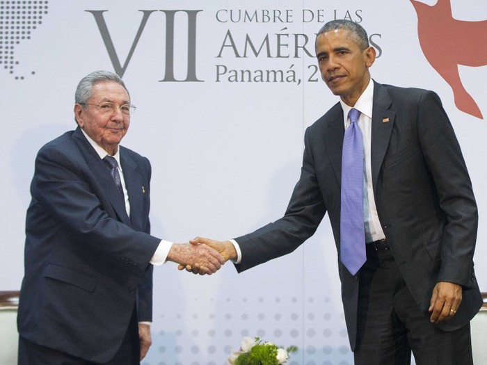 Cái bắt tay lịch sử giữa nhà lãnh đạo Mỹ và Cuba bên lề Hội nghị thượng đỉnh châu Mỹ hôm 11/4 tại Panama.