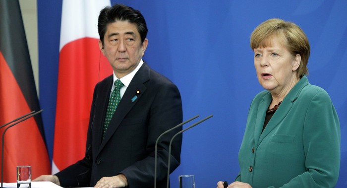Thủ tướng Nhật Bản Shinzo Abe (trái) và Thủ tướng Đức Angela Merkel. Ảnh Sputnik.