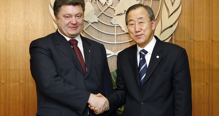 Tổng thư ký Liên Hợp Quốc Ban Ki-moon (phải) và Tổng thống Ukraine Petro Poroshenko.