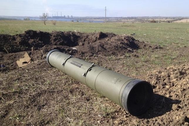 Một ống của hệ thống tên lửa chống tăng Kornet được nhìn thấy trên một chiến trường gần khu vực do lực lượng ly khai kiểm soát ở Starobesheve, Đông Ukraine ngày 02 tháng 10 năm 2014. Ảnh Reuters