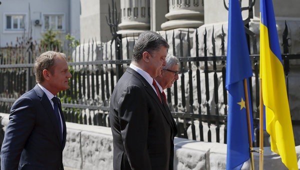 Tổng thống Ukraine Petro Poroshenko (phải, đầu tiên) tham gia Hội nghị thượng đỉnh Ukraine-EU tại Brussels. Ảnh Rian.