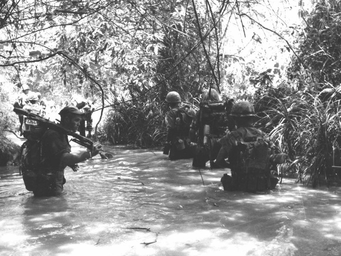 Lính Mỹ di chuyển qua tán cây và rạch.