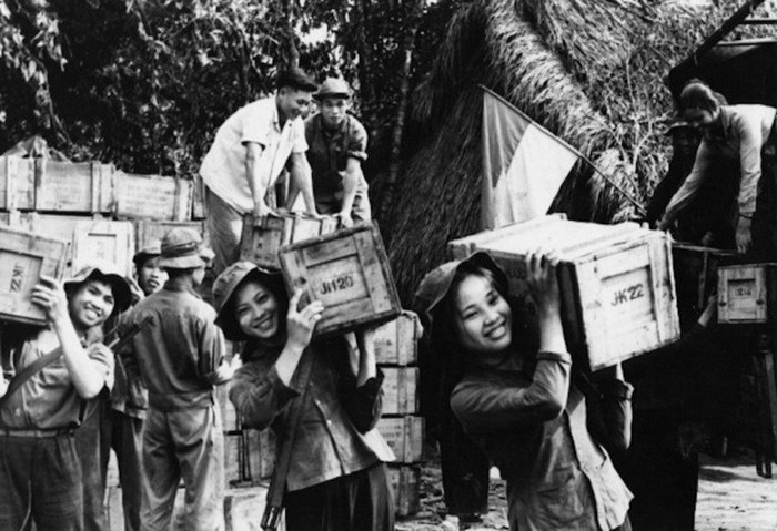 Các nữ dân quân Việt Nam tải đạn trên đường mòn Hồ Chí Minh huyền thoại năm 1972 trong nỗ lực hỗ trợ cho cuộc kháng chiến ở miền Nam.