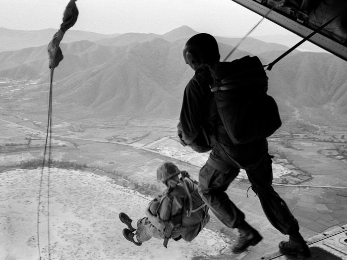 Lính dù Mỹ chuẩn bị khởi động một cuộc càn quét bố ráp bằng không quân - lục quân lớn nhất trong Chiến tranh Việt Nam. Ảnh chụp ngày 23/2/1967.