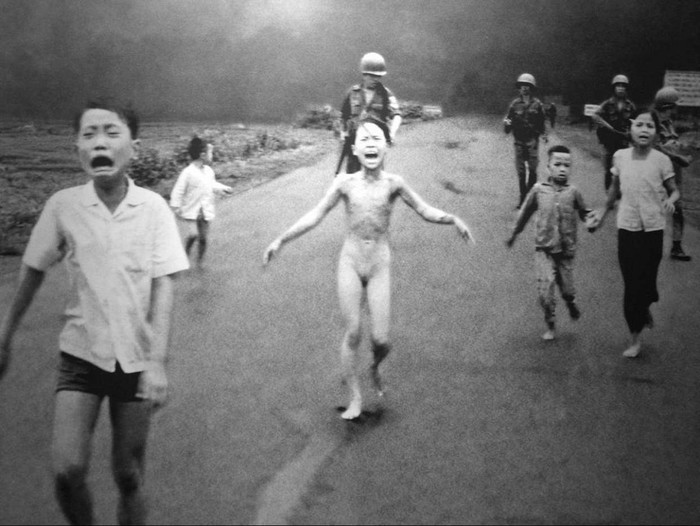 Bức ảnh &quot;Em bé Napal&quot; được chụp tại làng Trảng Bàng, Tây Ninh ngày 8/6/1972 của nhiếp ảnh gia Nick Út. Bức ảnh này đã đem lại cho tác giả giải thưởng Pulitzer. Đây được đánh giá là một bức ảnh mang tính biểu tượng nhất về cuộc chiến tranh phi nghĩa của Mỹ tại Việt Nam.