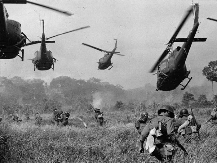 Máy bay trực thăng của quân đội Mỹ bắn vào lùm cây để yểm trợ cho quân đội miền Nam Việt Nam tấn công một cứ điểm của lực lượng cách mạng gần biên giới Campuchia.