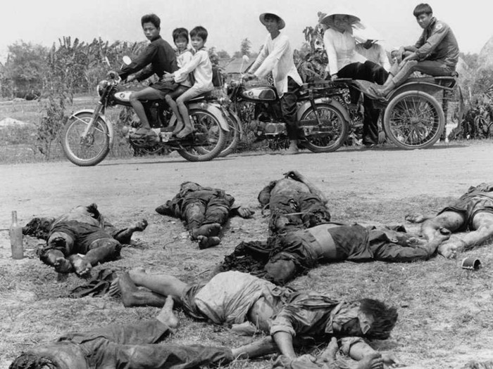 Người dân, gồm cả trẻ em, phải chứng kiến hình ảnh đầy bạo lực về thi thể của các chiến sĩ cách mạng bị sát hại dã man bỏ lại trên lề đường.