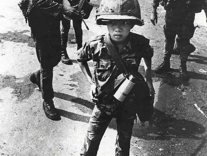 Kẻ xuất hiện trong bức ảnh của nhiếp ảnh gia chiến tranh Philip Jones Griffiths đã bắn chết hai phụ nữ hoạt động cách mạng sau đó được đặt biệt danh là &quot;The Little Tiger.&quot;