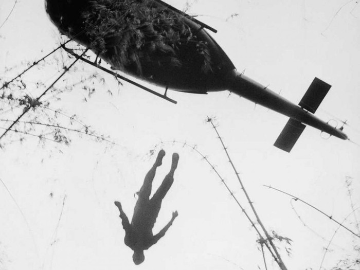 Thi thể một lính dù Mỹ thiệt mạng trong cuộc đụng độ tại khu rừng nhiệt đới gần Campuchia thuộc chiến khu C đang được đưa lên trực thăng di tản ngày 14/5/1966.