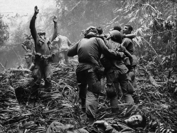 Lính Mỹ ra hiệu cho trực thăng cứu thương để di chuyển các binh sĩ bị thương là kết quả của một cuộc tuần tra kéo dài 5 ngày gần Huế vào tháng 4/1968.