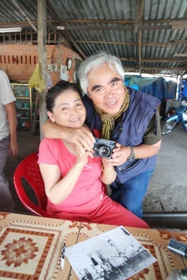 Nhiếp ảnh gia Nick Út và bà Hồ Thị Hiền, một trong những nhân vật xuất hiện trong bức ảnh &quot;Em bé napal&quot; tại làng Trảng Bàng tháng 4/2015.
