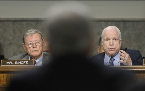 Thượng nghị sĩ, Chủ tịch Ủy ban Quân vụ Thượng viện Mỹ - John McCain (phải). Ảnh Nation.