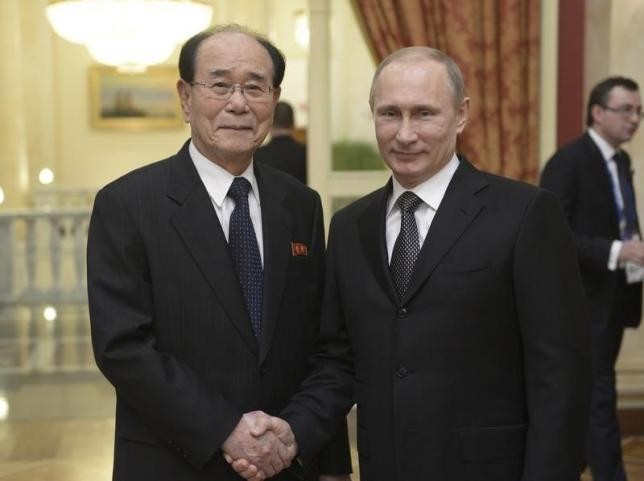 Chủ tịch Hội đồng Nhân dân tối cao Triều Tiên Kim Jong-nam và Tổng thống Nga Vladimir Putin. Ảnh Reuters.