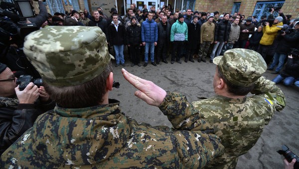 Tân binh Ukraine tuyên thệ trước khi được điều tới chiến trường miền Đông.
