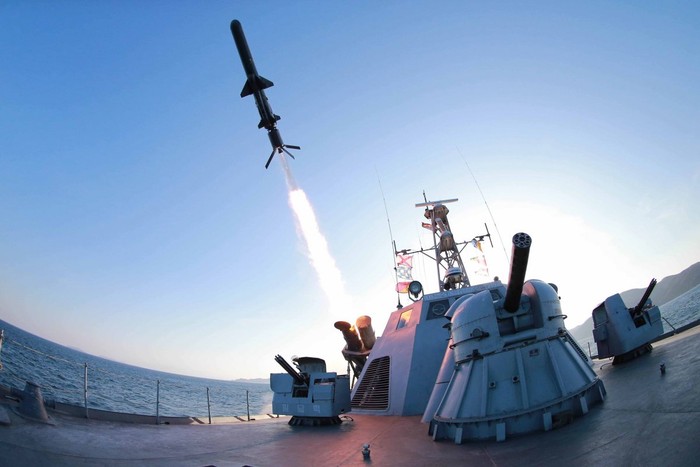 Tàu Triều Tiên phóng tên lửa trong một cuộc tập trận.