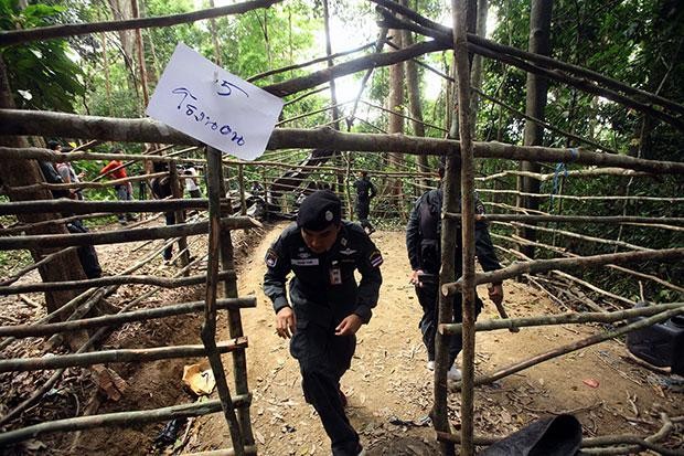 Cảnh sát Thái Lan tại một trại buôn người trên đảo hoang nằm trên tuyến đường trung chuyển của những kẻ buôn người.