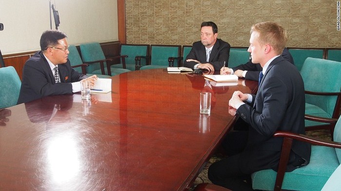 Park Yong-chol trong cuộc phỏng vấn với phóng viên CNN tại Bình Nhưỡng.