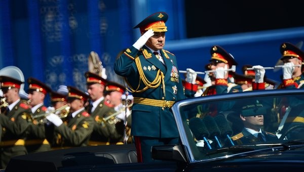 Bộ trưởng Quốc phòng Nga Sergei Shoigu dẫn đầu đoàn diễu binh.
