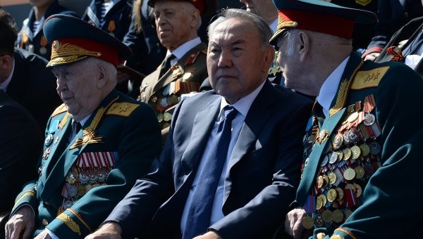 Tổng thống Kazakhstan Nursultan Nazarbayev (giữa).