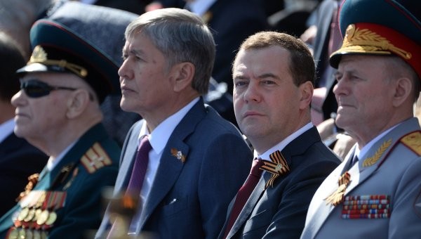 Thủ tướng Nga Dmitry Medvedev (thứ hai bên phải) và Tổng thống Kyrgyzstan Almazbek Atambayev (thứ hai từ trái sang).РИА Ново