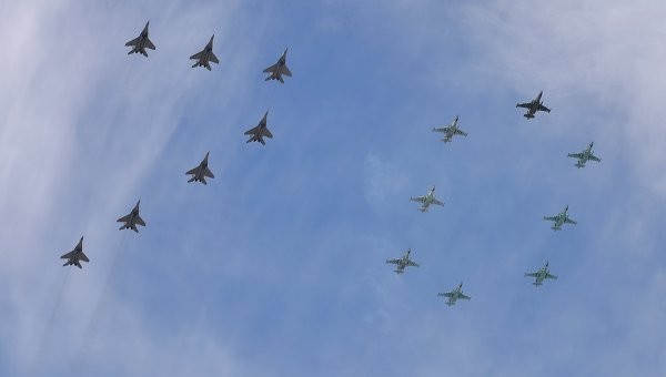 MiG-29 và Su-25 kết thành số 70 trên bầu trời.