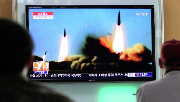 Người dân Hàn Quốc xem các tin tức về các hoạt động quân sự của Triều Tiên.