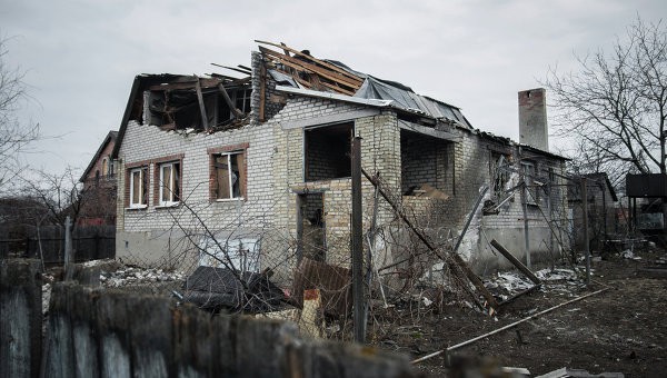 Những ngôi nhà đổ nát vì đạn pháo ở miền Đông Ukraine.