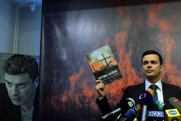 Ilya Yashin, một nhà hoạt động chính trị tự do ở Nga và từng làm việc chặt chẽ với Nemtsov, công bố báo cáo của ông Nemtsov tại Moscow ngày 12/5.