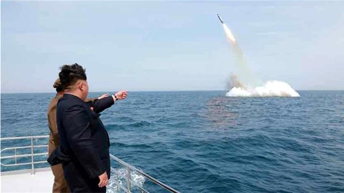Ảnh do thông tấn Triều Tiên KCNA công bố cho thấy lãnh đạo Kim Jong-un quan sát vụ phóng thử tên lửa đạn đạo từ tàu ngầm hôm 9/5.