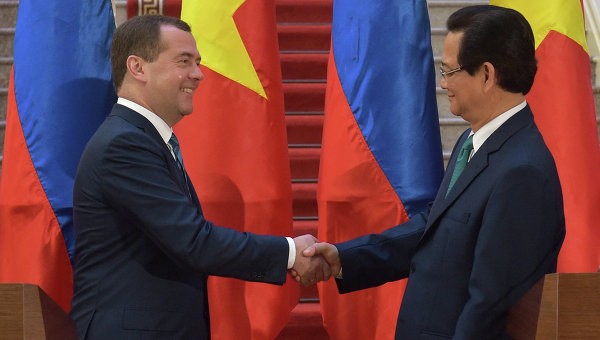 Thủ tướng Nguyễn Tấn Dũng tiếp Thủ tướng Nga Dmitry Medvedev trong chuyến thăm Hà Nội tháng 4/2015. Ảnh Rian.