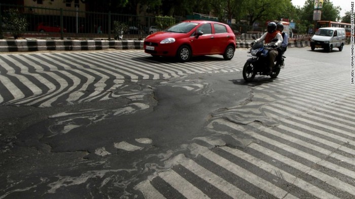Nhựa đường nóng chảy dưới nhiệt độ gần 50 độ C ở thành phố New Delhi.