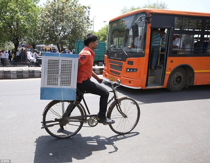Hàng trăm người, chủ yếu là người nghèo ở Ấn Độ, là nạn nhân của các đợt nắng nóng cao điểm hàng năm và hàng ngàn người sống trong tình trạng không có điện vì quá tải.