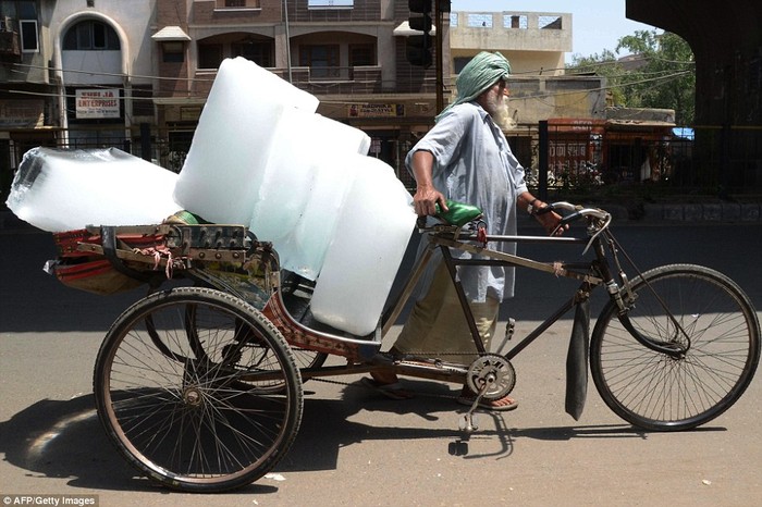 Đá lạnh trở thành một trong những sản phẩm bán rất chạy ở Ấn Độ những ngày nhiệt cao.