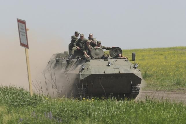 Xe bọc thép tham gia diễn tập tại Kuzminsky gần biên giới Nga-Ukraine trong khu vực Rostov ngày 25/5.