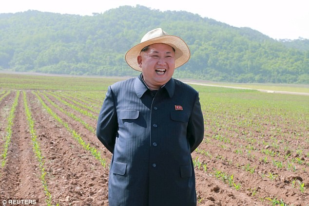 Nhà lãnh đạo Triều Tiên trẻ tuổi đội mũ phong cách Panama trong chuyến thăm trang trại.